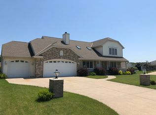8872 S River Ct, Oak Creek, WI 53154