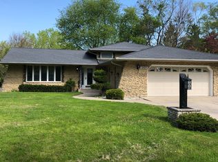 1004 Robin Hill Dr, Shorewood, IL