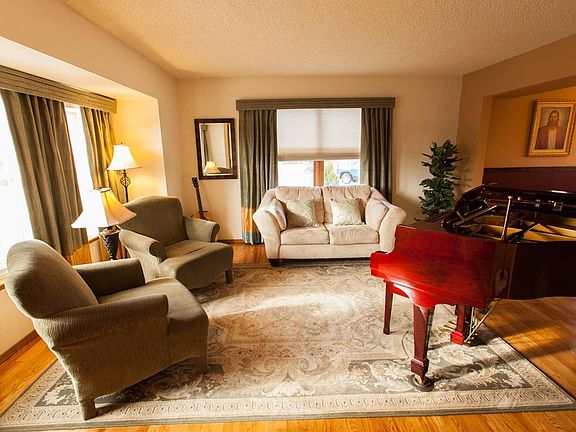 3rd image of 8860 Estebury Cir