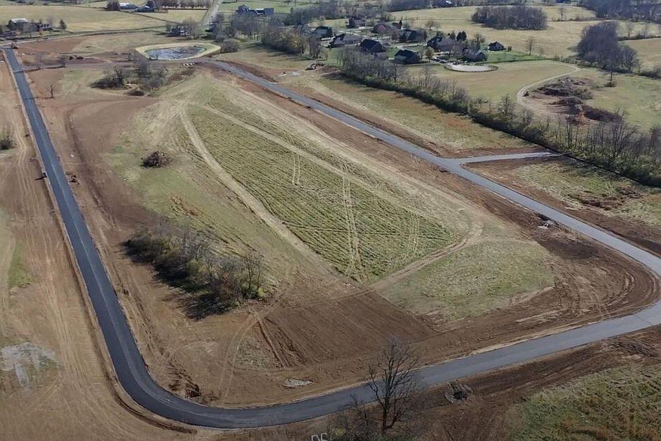 2nd image of 160 Maple Lawn Cir