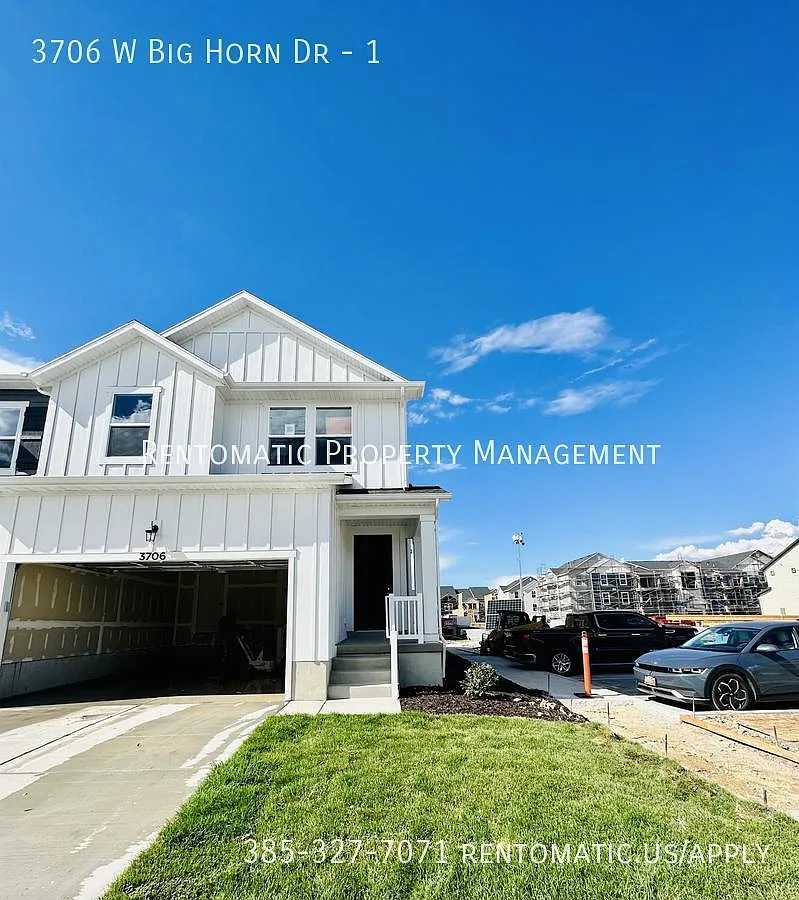 3 bed, 2.5 bath, 2332 sqft, $2,394 — Photo 2