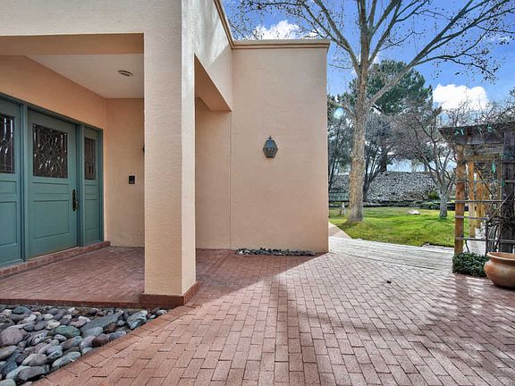 2nd image of 1067 Los Jardines Cir