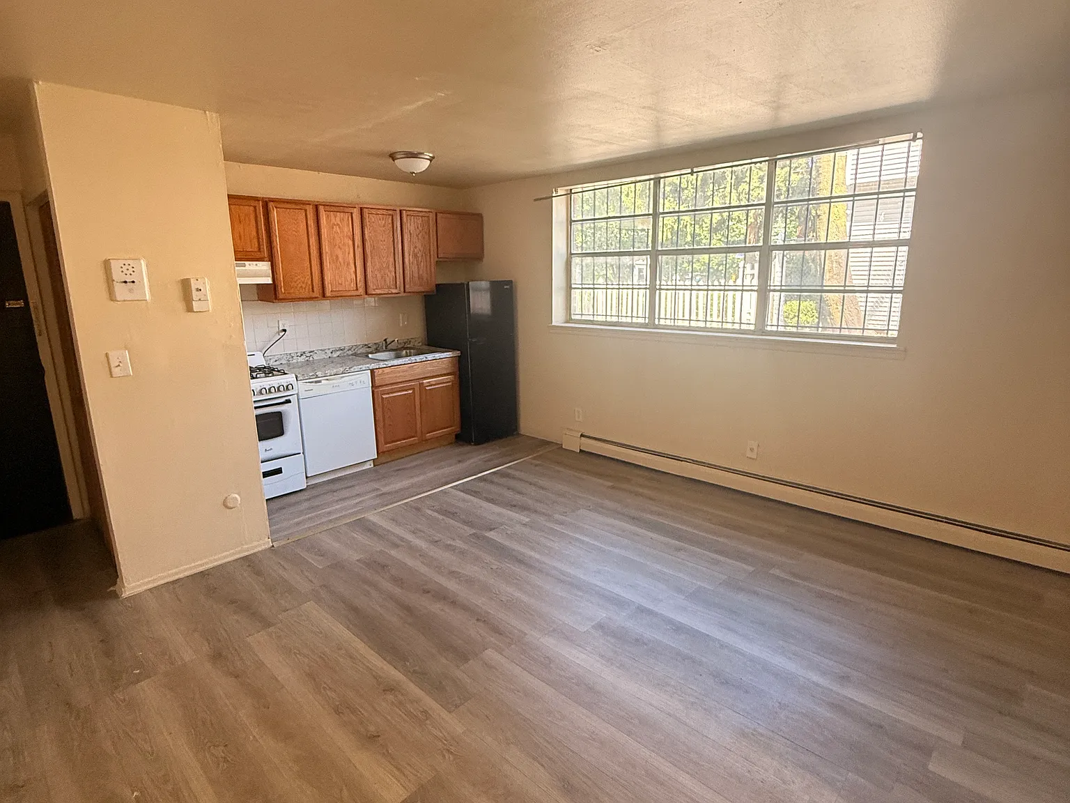 Studio, $1,400 — Photo 1