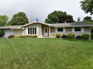 N82W18043 Coventry Ct, Menomonee Falls, WI 53051