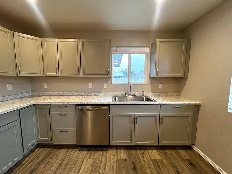 1320 S 13th Ave — Photo 12