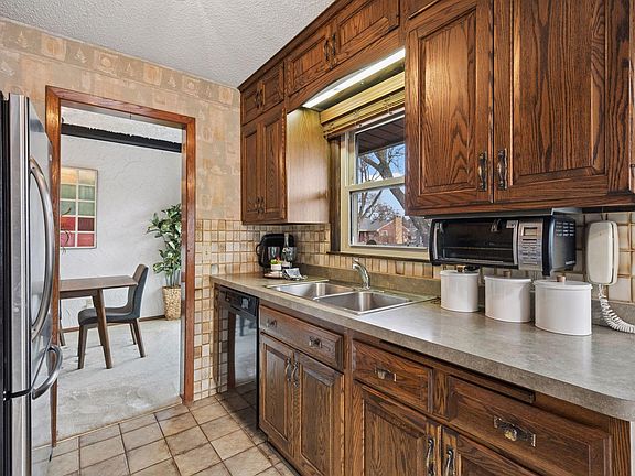 4th image of 5526 Unity Ave N