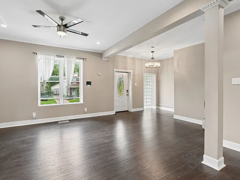 5647 Vernon Ave — Photo 3