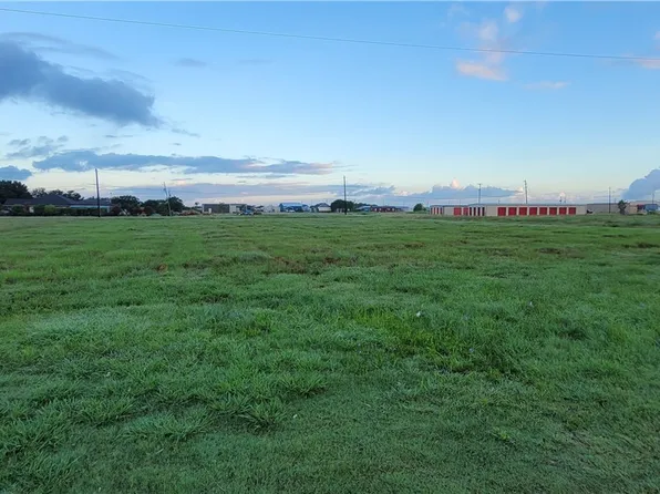 809 W Austin Ave, Seadrift, TX 77983