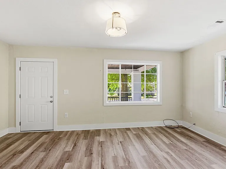 116 Chester Ave — Photo 4