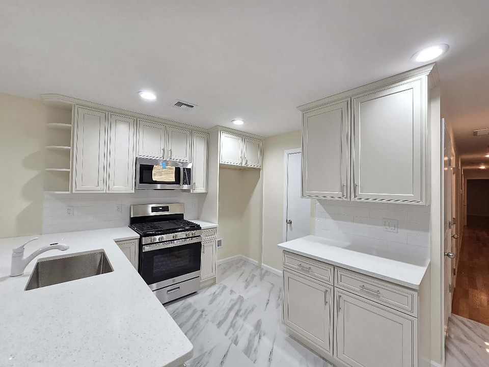 1st image of 241A Freeborn St #2
