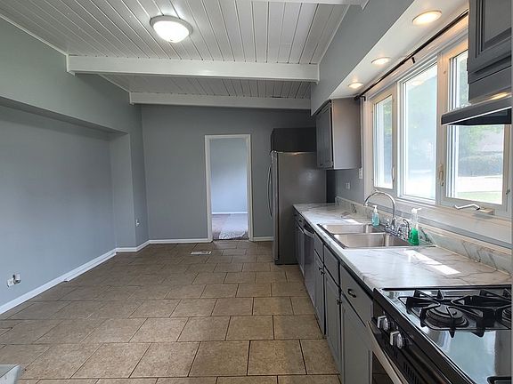 4th image of 921 Parkway Dr