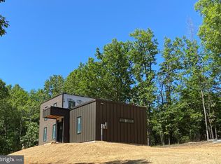 1523 Holly Hill Ln, Berkeley Springs, WV 25411