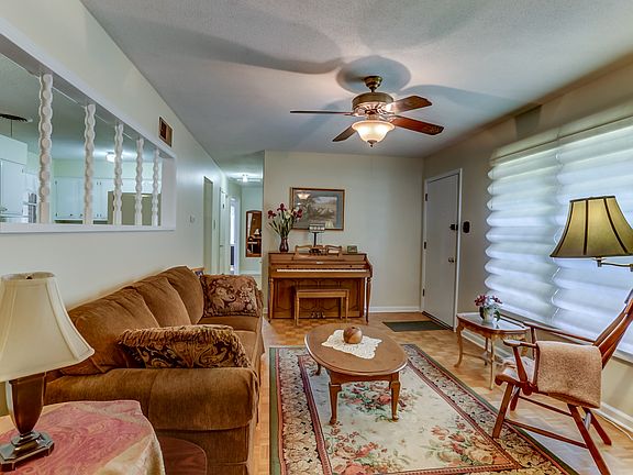 3rd image of 2019 Colonial Hills Dr