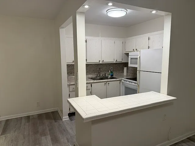 1 bed, 1.5 bath, $1,400 — Photo 2