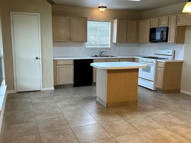 2306 Old Oak Ln — Photo 3