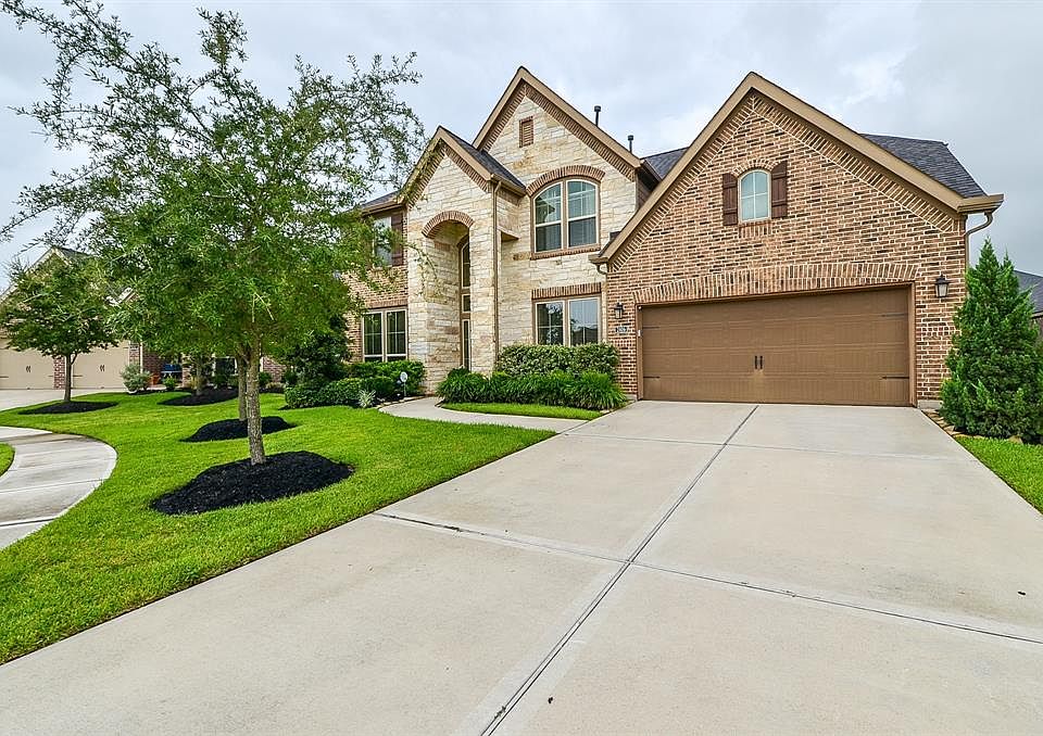 Esteemed Perry Built home located on a Desirable Cul De Sac Street in Firethorne, And This is a 3 Car Tandem GArage!