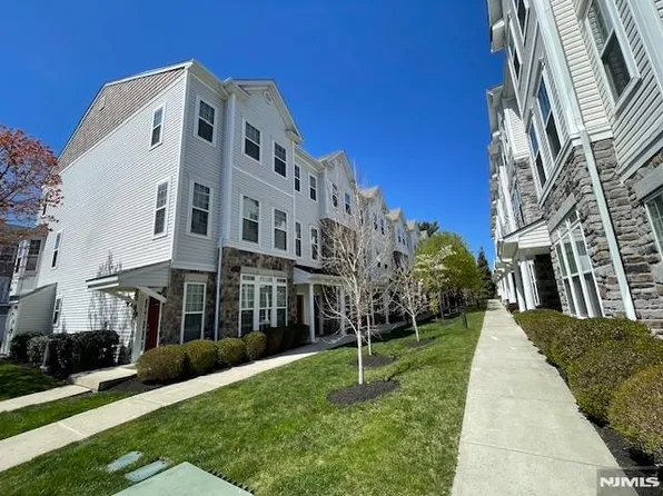 24 Dahlia Ln #24, Garfield, NJ 07026