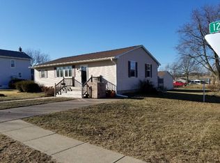 302 12th St, De Witt, IA 52742