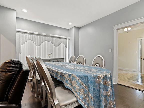 5th image of 809 Moran St