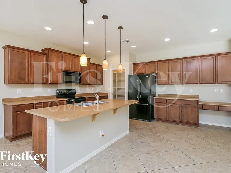635 W Desert Hills Dr — Photo 5