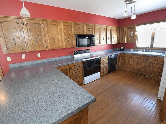 3rd image of 906 Greenwood Dr SE