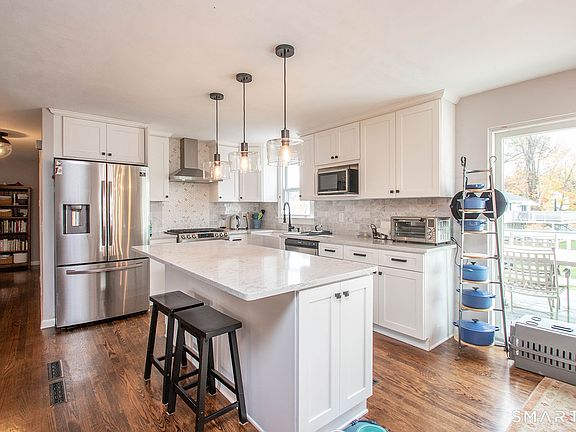 5th image of 425 Judd St