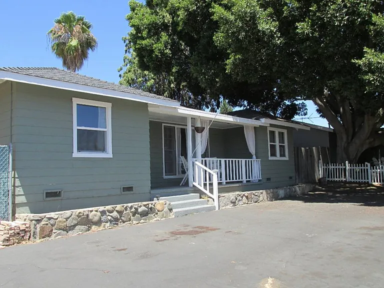 535 W Fig St — Photo 11