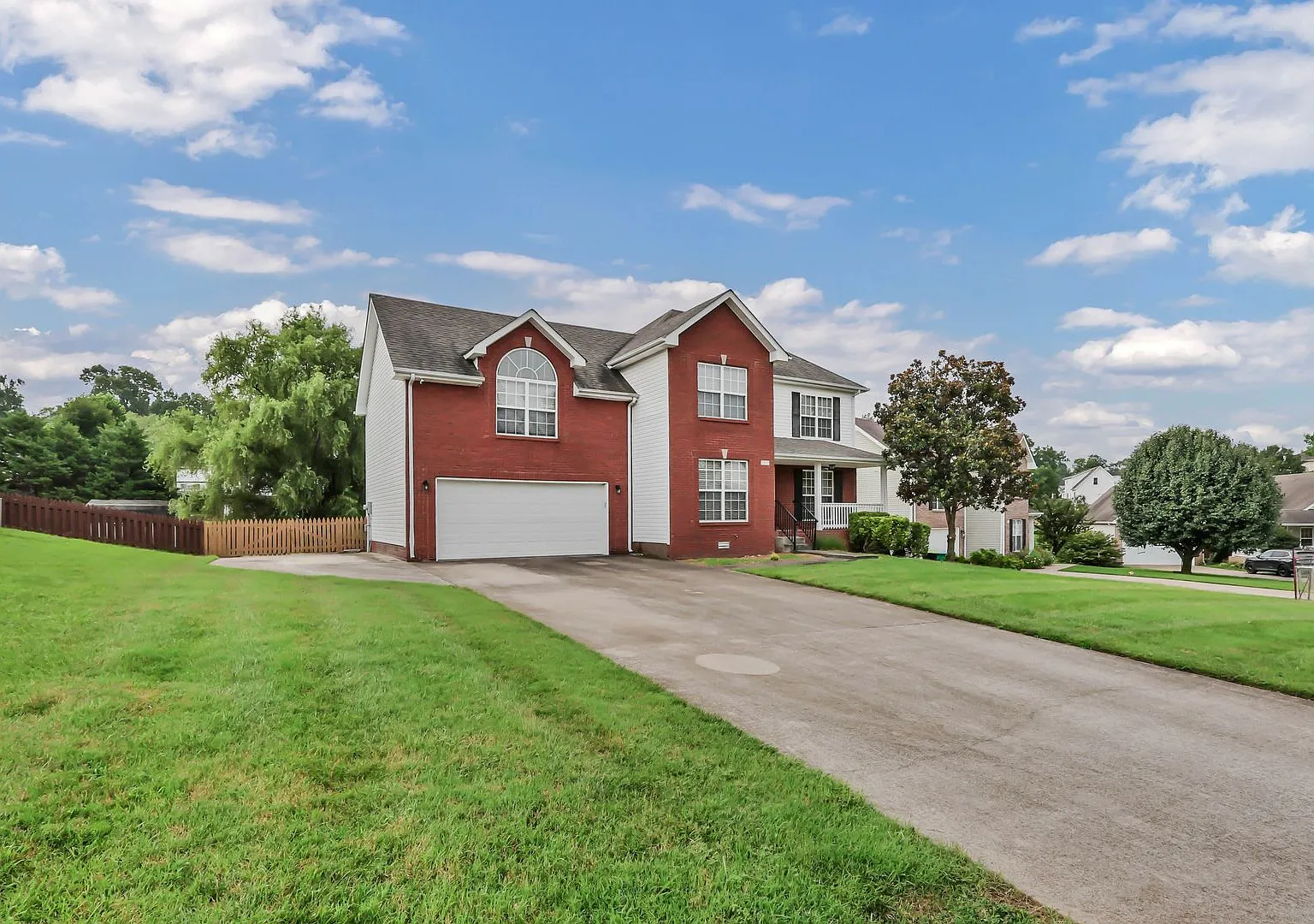 Beautifully Maintained 3 Bed 2.5 Bath Home in the Highly Desirable Poplar Hill Neighborhood! — Photo 4