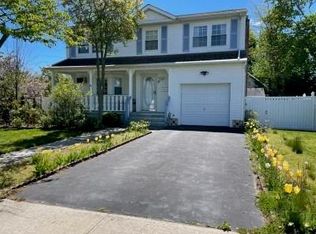 10 Anthony Ct, Copiague, NY 11726