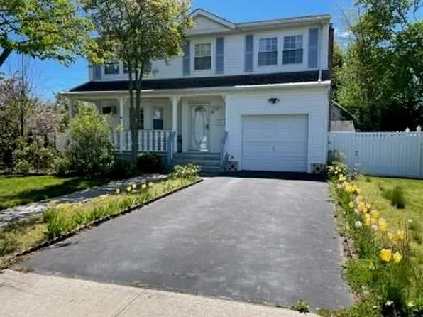10 Anthony Court, Copiague, NY 11726