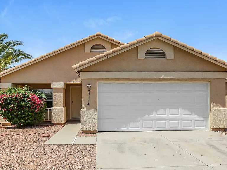 12954 W Voltaire Ave — Photo 1