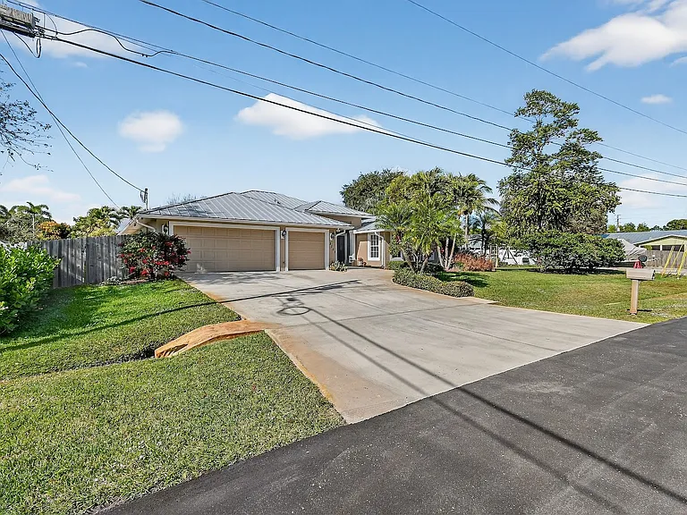 3221 SE Quay St — Photo 1