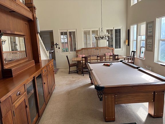 Huge Living Room with full size pool table and Bar
