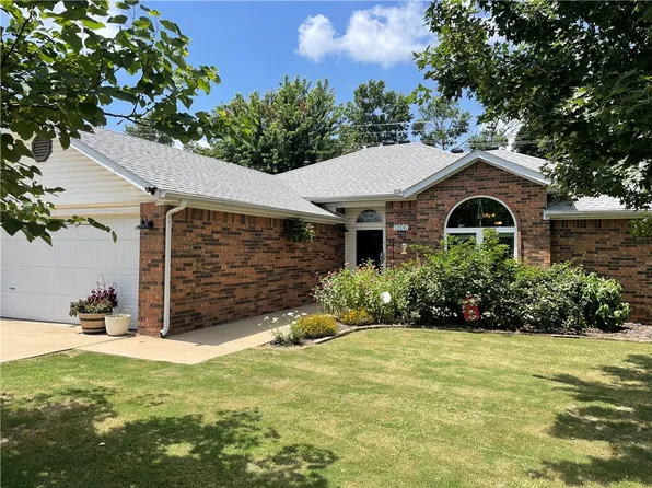 1300 N 37th St, Rogers, AR 72756