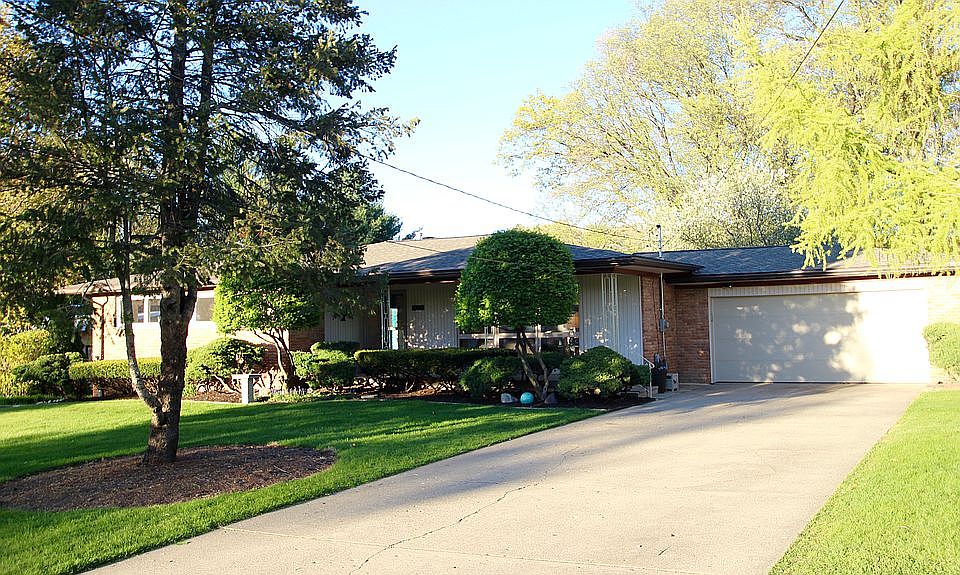 1st image of 4000 Keeweenaw Dr NE