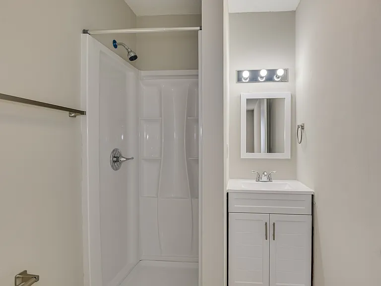 Emmanuel Place Apartments — Photo 13