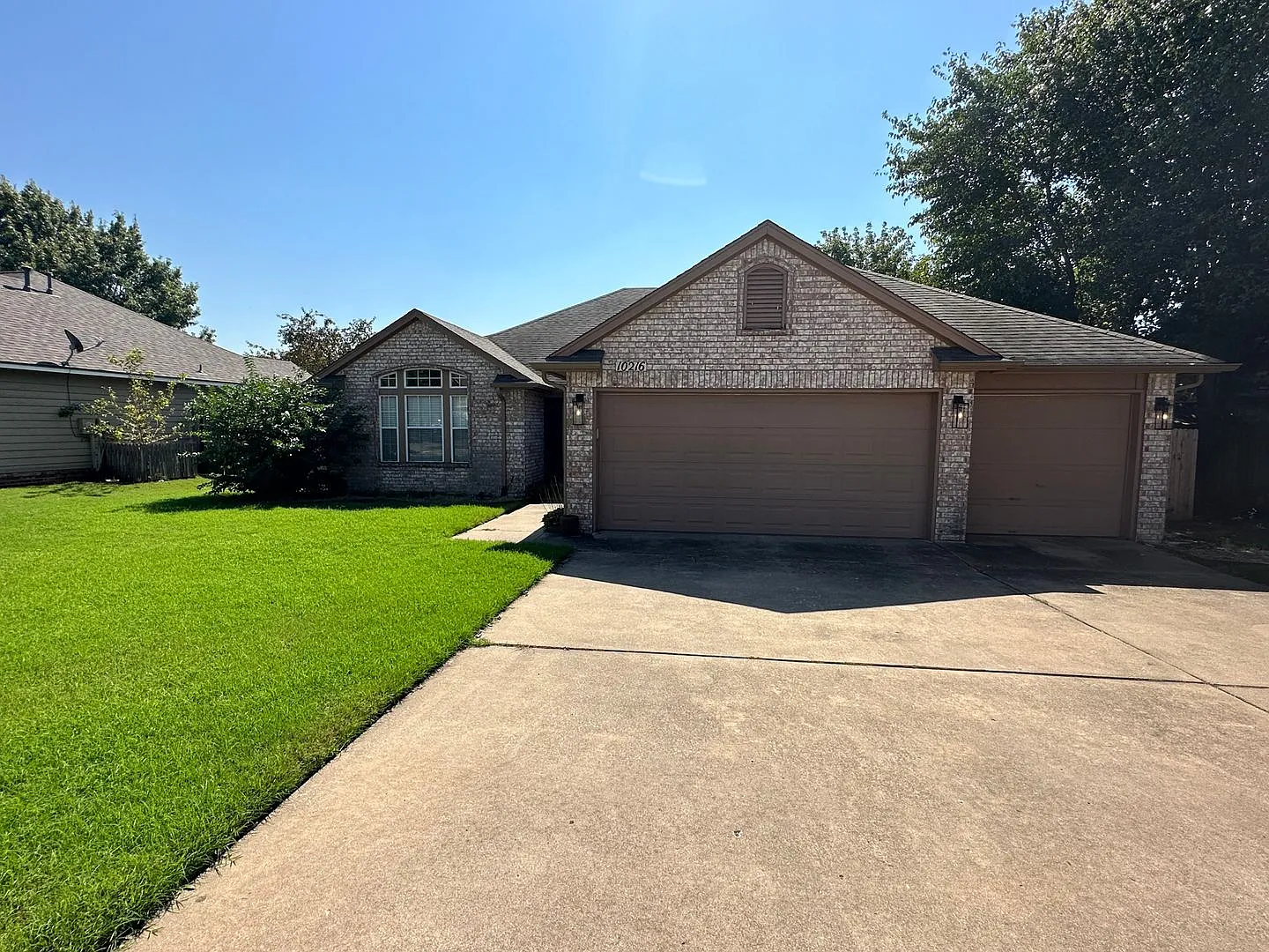Bixby Schools - 4 Bedroom Or 3 Bedroom With Office And 3 Car Garage. — Photo 2