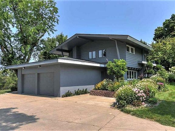 3rd image of 21410 Greenbrier Dr