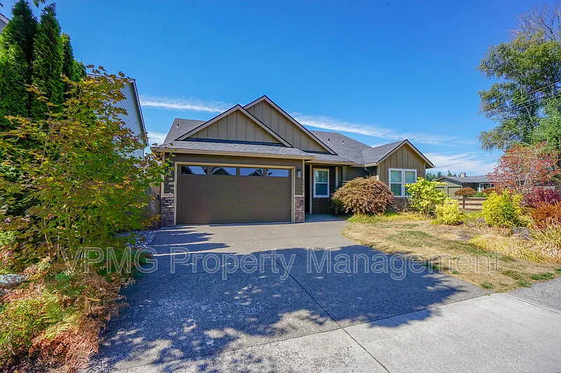 4 bed, 2.0 bath, 2072 sqft, $3,295 — Photo 3