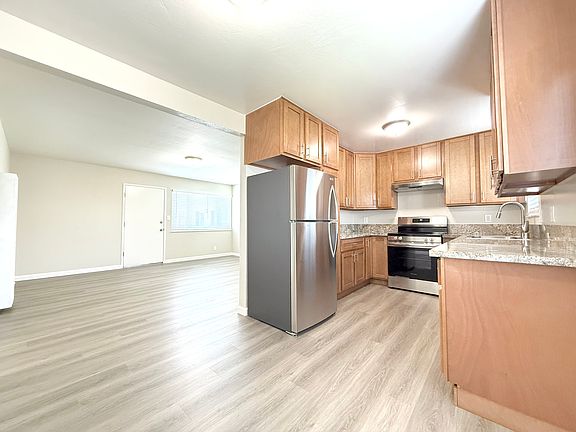 3rd image of 170 Stoakes Ave APT 11