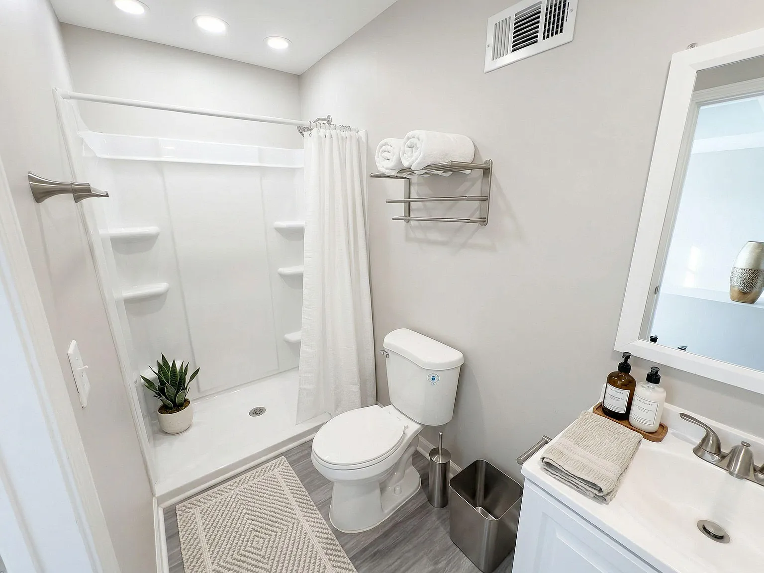 4 bed, 4.0 bath, 2400 sqft, $1,087 — Photo 2