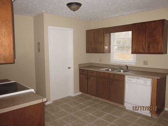 3rd image of 404 Alder Dr