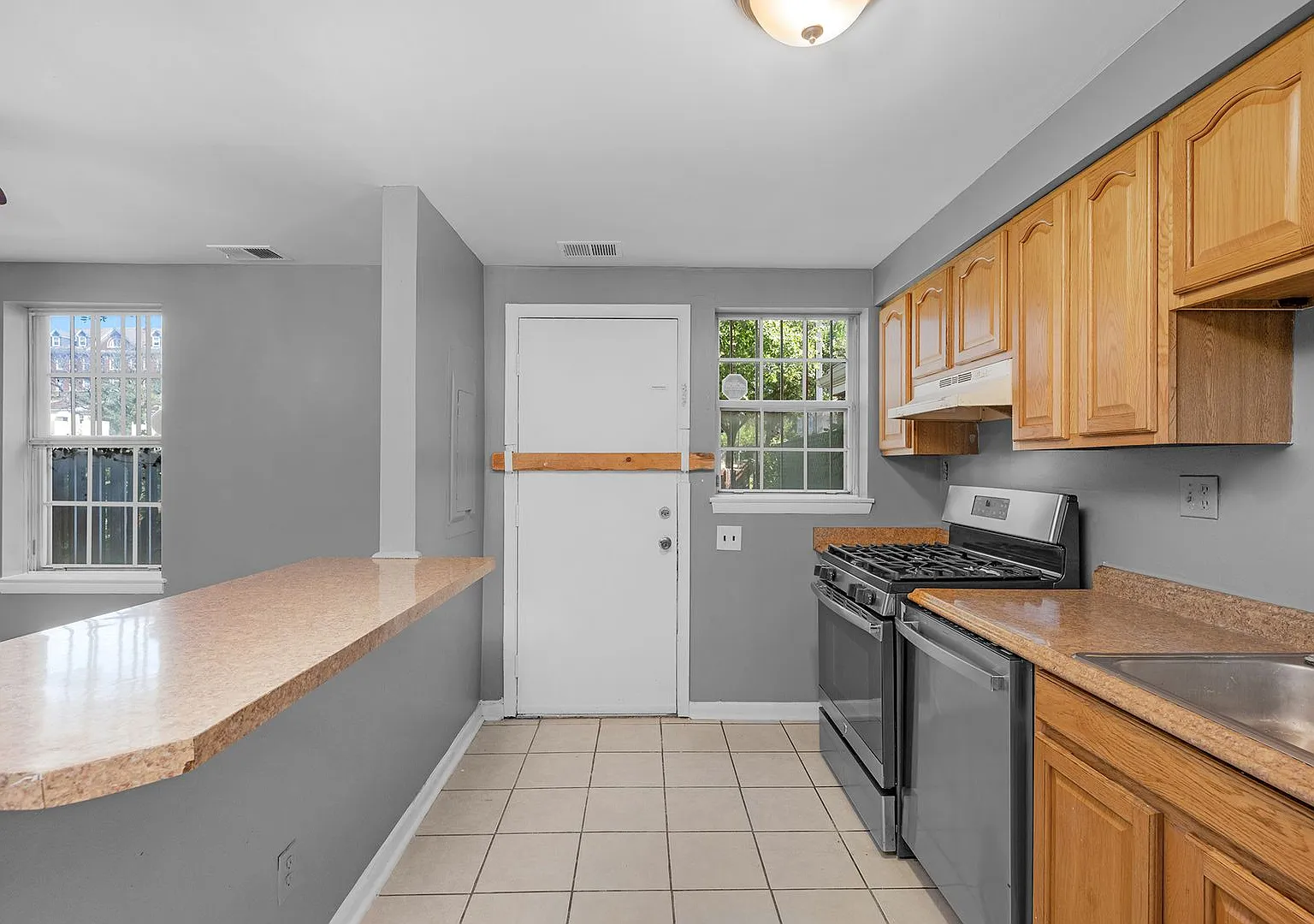 Newly Renovated 3 Bedroom in Old Town Baltimore! — Photo 4