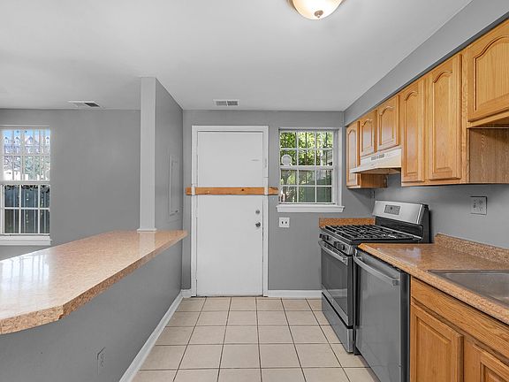 4th image of 1226 E Madison St