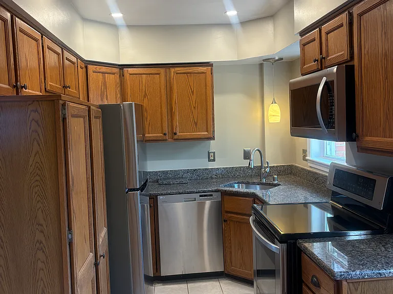 534 E Luray Ave — Photo 4