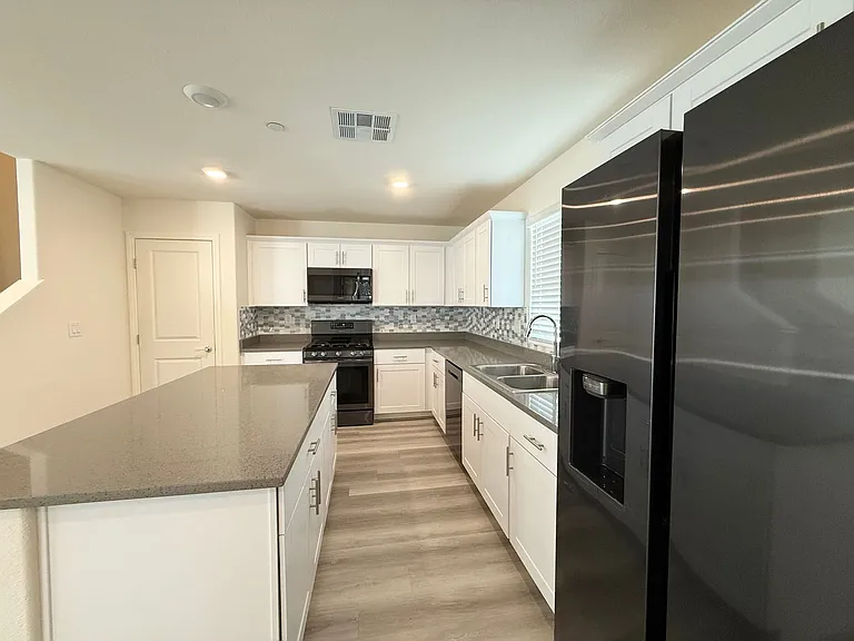3720 Brilliant Sunset St — Photo 9