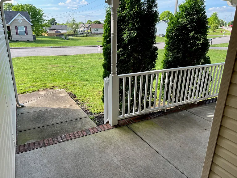 1037 Creekview Dr — Photo 2