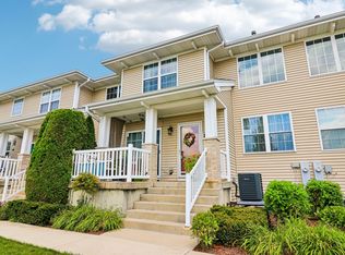 1214 Walnut Glen Dr, Crystal Lake, IL 60014