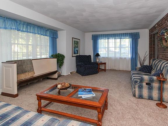 4th image of 10 Bowman Ct