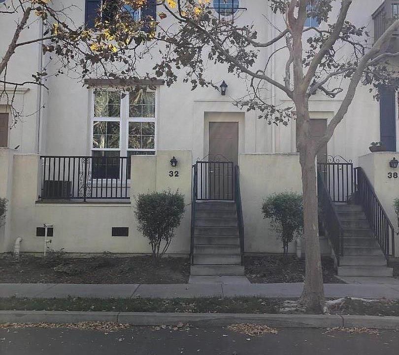1st image of 32 Ryland Park Dr